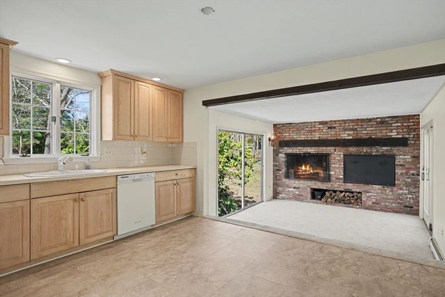 605 Chestnut St, Lynnfield, MA 01940