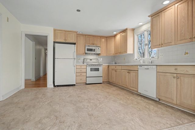 605 Chestnut St, Lynnfield, MA 01940