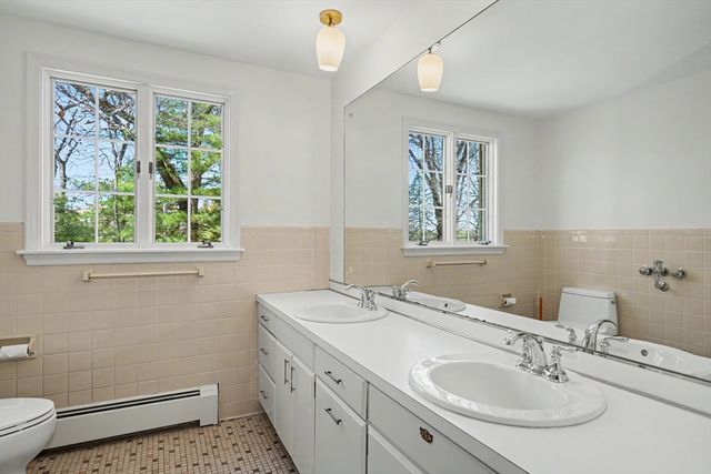 605 Chestnut St, Lynnfield, MA 01940