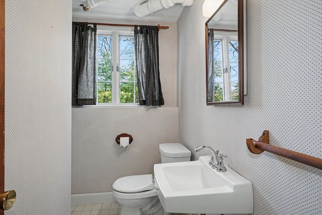 605 Chestnut St, Lynnfield, MA 01940