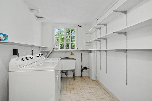 605 Chestnut St, Lynnfield, MA 01940