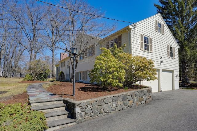 605 Chestnut St, Lynnfield, MA 01940