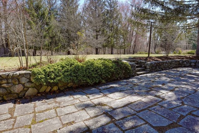 605 Chestnut St, Lynnfield, MA 01940