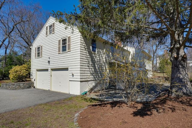 605 Chestnut St, Lynnfield, MA 01940
