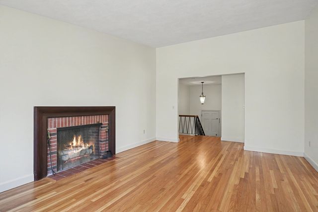 605 Chestnut St, Lynnfield, MA 01940