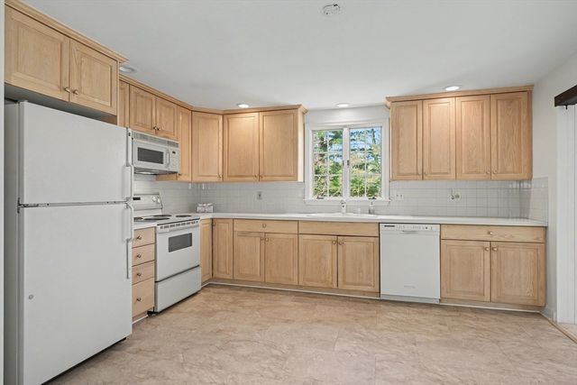 605 Chestnut St, Lynnfield, MA 01940