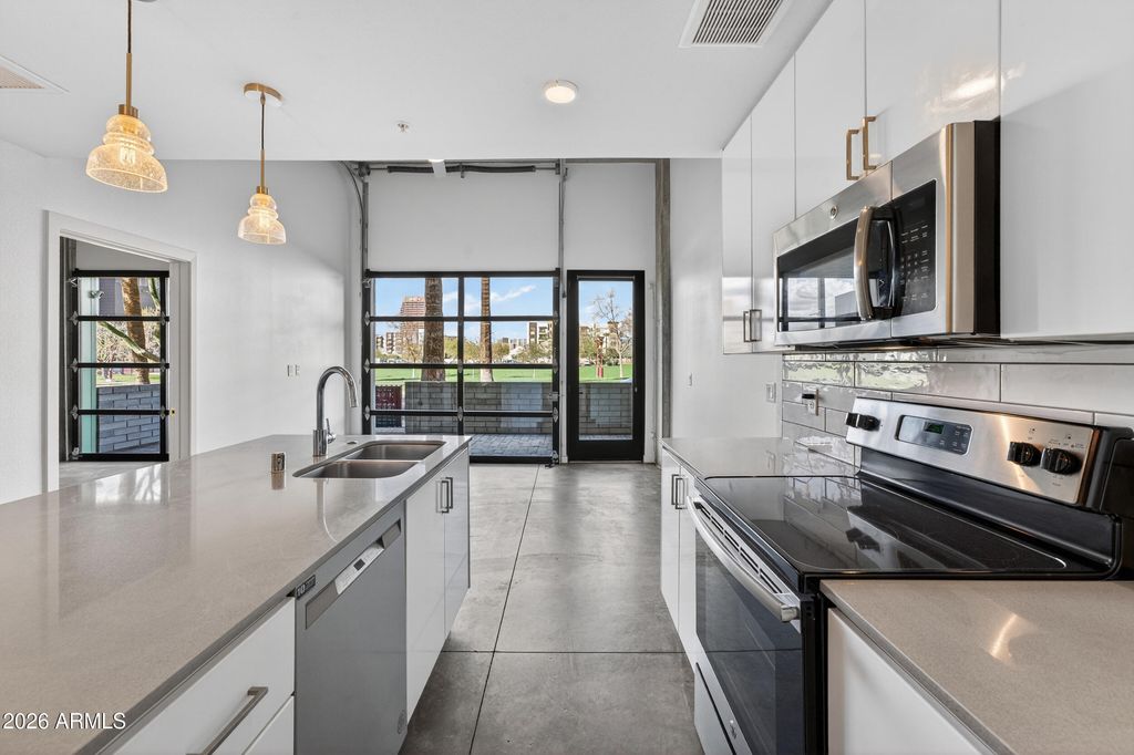 Image 3 of property listing at 1130 N 2ND Street 102, Phoenix, AZ 85004