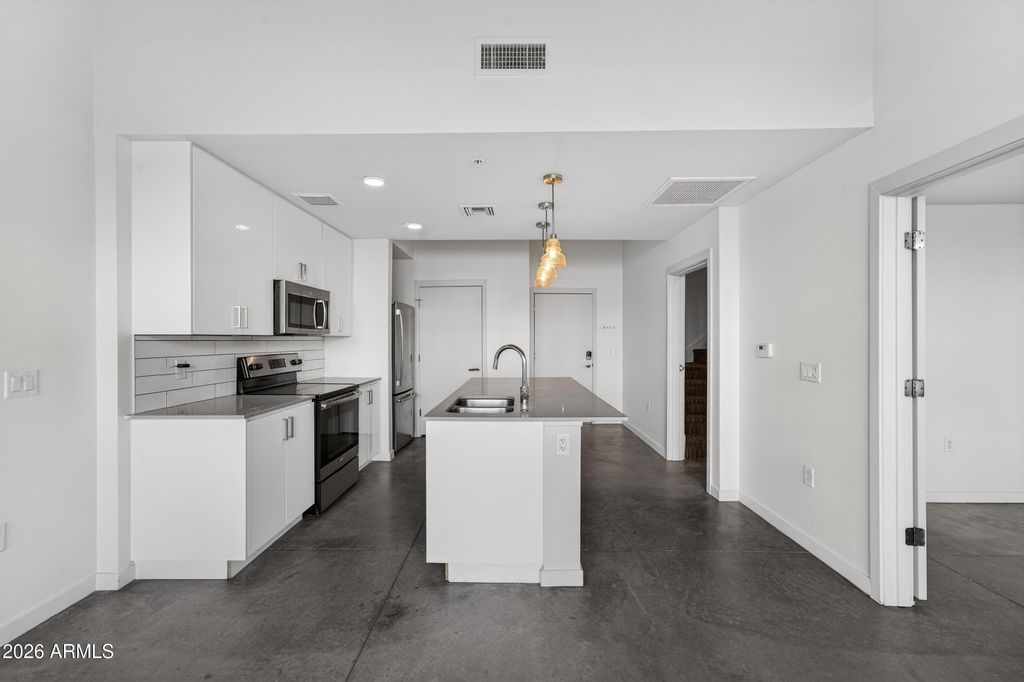 Image 7 of property listing at 1130 N 2ND Street 102, Phoenix, AZ 85004