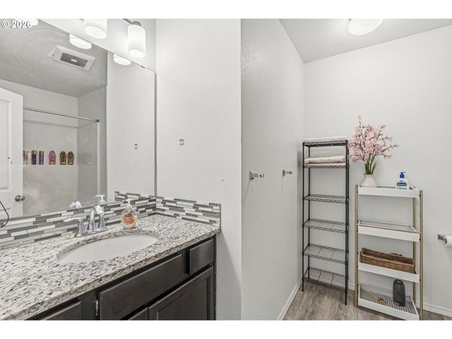235 FLATT Rd, Kelso, WA 98626