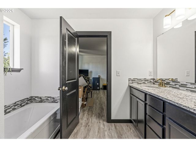 235 FLATT Rd, Kelso, WA 98626