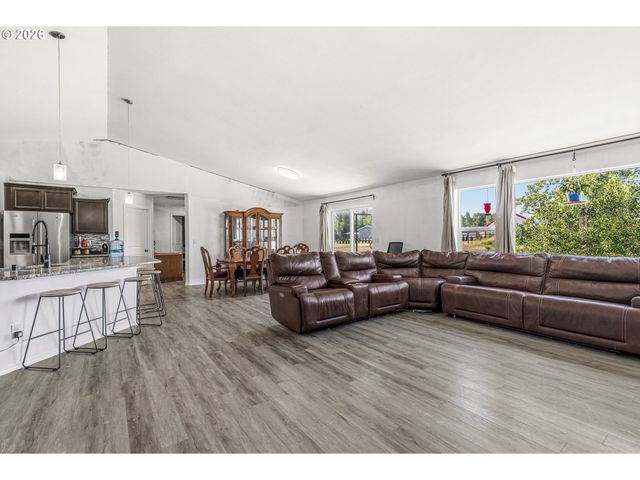 235 FLATT Rd, Kelso, WA 98626