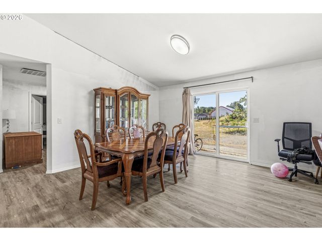 235 FLATT Rd, Kelso, WA 98626