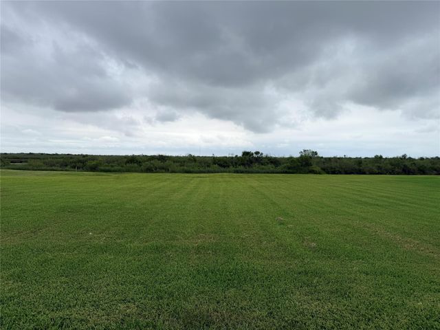 1150 Lagoon Drive, Crystal Beach, TX 77650