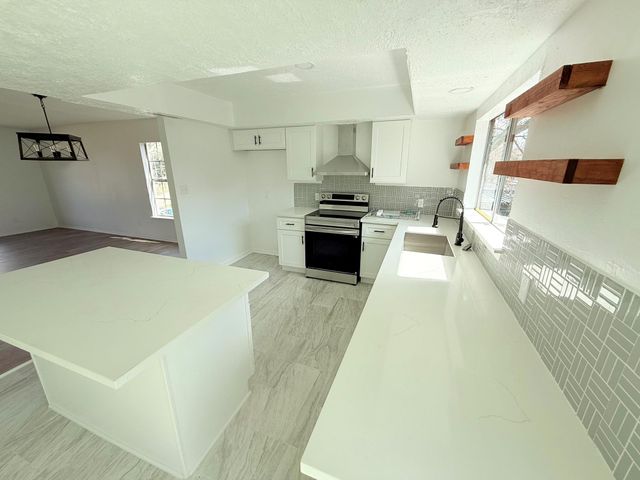 402 Tresvant Drive, Houston, TX 77598