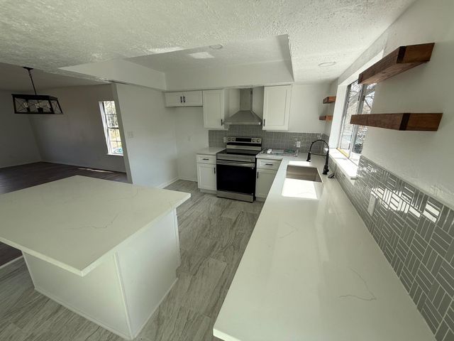 402 Tresvant Drive, Houston, TX 77598