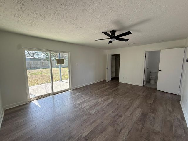 402 Tresvant Drive, Houston, TX 77598