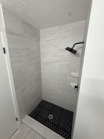 402 Tresvant Drive, Houston, TX 77598