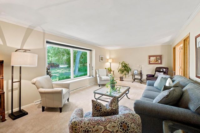 S23W26149 Canterbury LANE, Waukesha, WI 53188