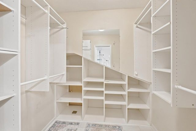 S23W26149 Canterbury LANE, Waukesha, WI 53188