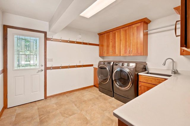 S23W26149 Canterbury LANE, Waukesha, WI 53188