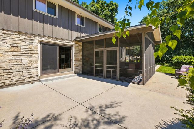 S23W26149 Canterbury LANE, Waukesha, WI 53188