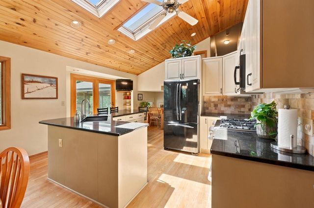 S23W26149 Canterbury LANE, Waukesha, WI 53188