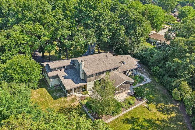 S23W26149 Canterbury LANE, Waukesha, WI 53188