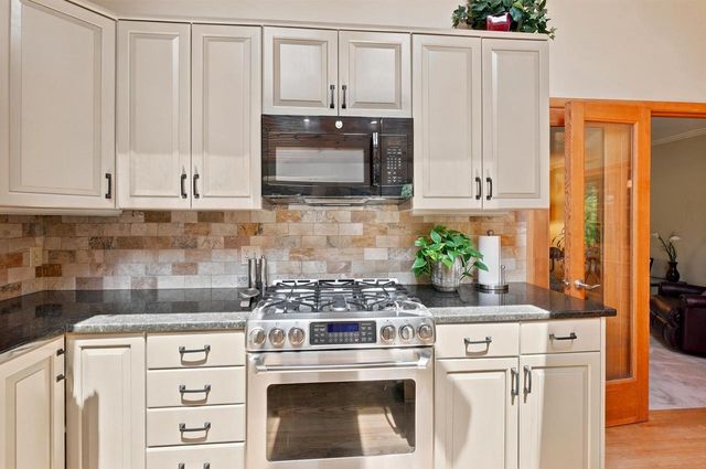 S23W26149 Canterbury LANE, Waukesha, WI 53188