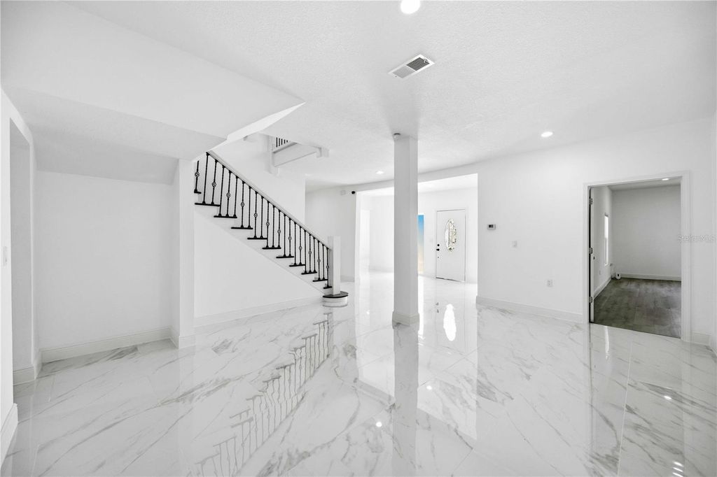 Image 11 of property listing at 401 OLD SCHOOL HOUSE ROAD E, Loughman, FL 33858
