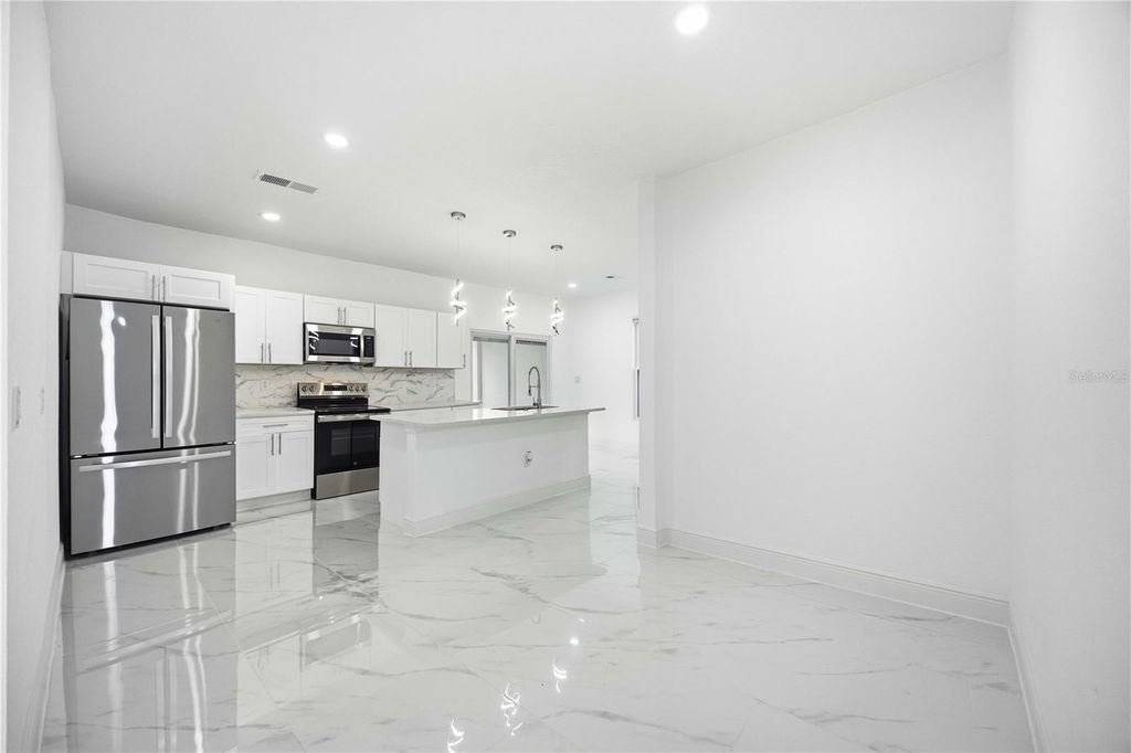 Image 13 of property listing at 401 OLD SCHOOL HOUSE ROAD E, Loughman, FL 33858