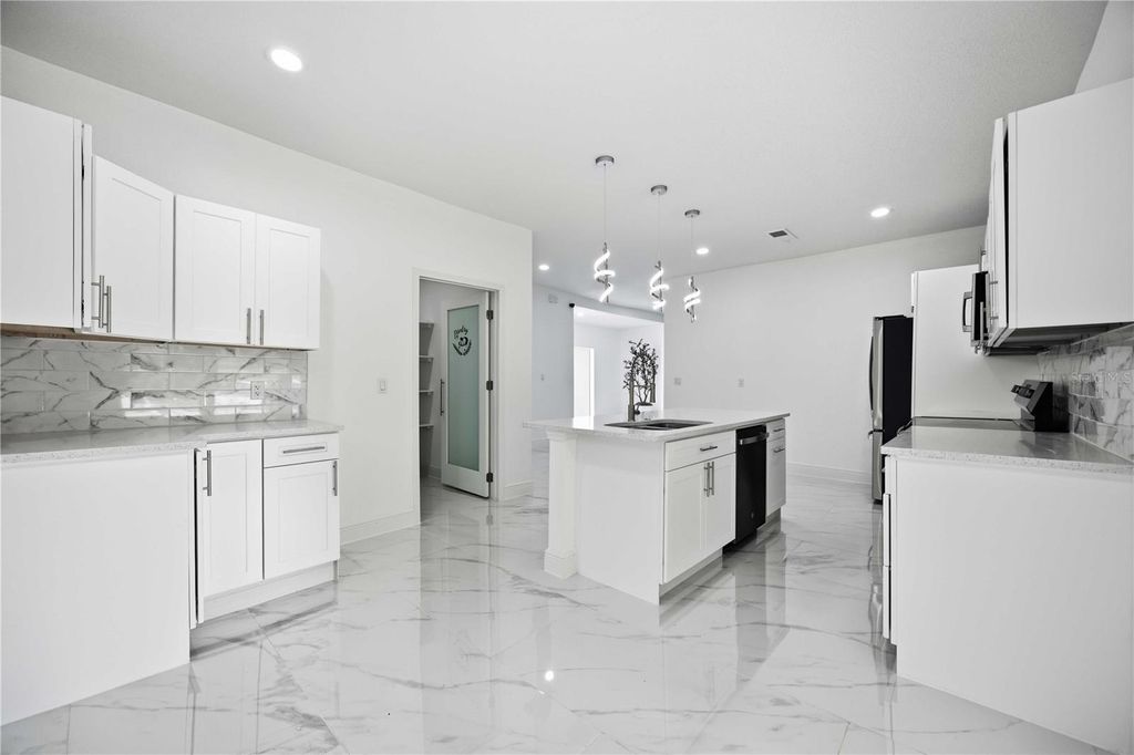 Image 14 of property listing at 401 OLD SCHOOL HOUSE ROAD E, Loughman, FL 33858