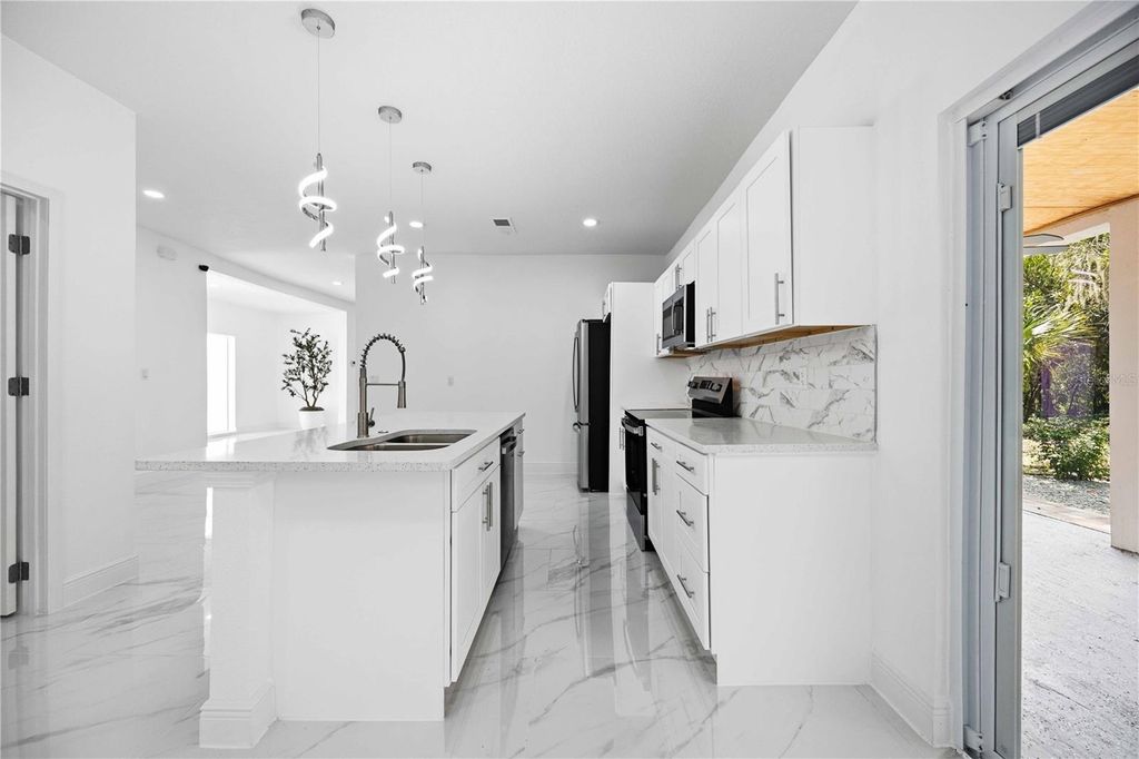 Image 15 of property listing at 401 OLD SCHOOL HOUSE ROAD E, Loughman, FL 33858