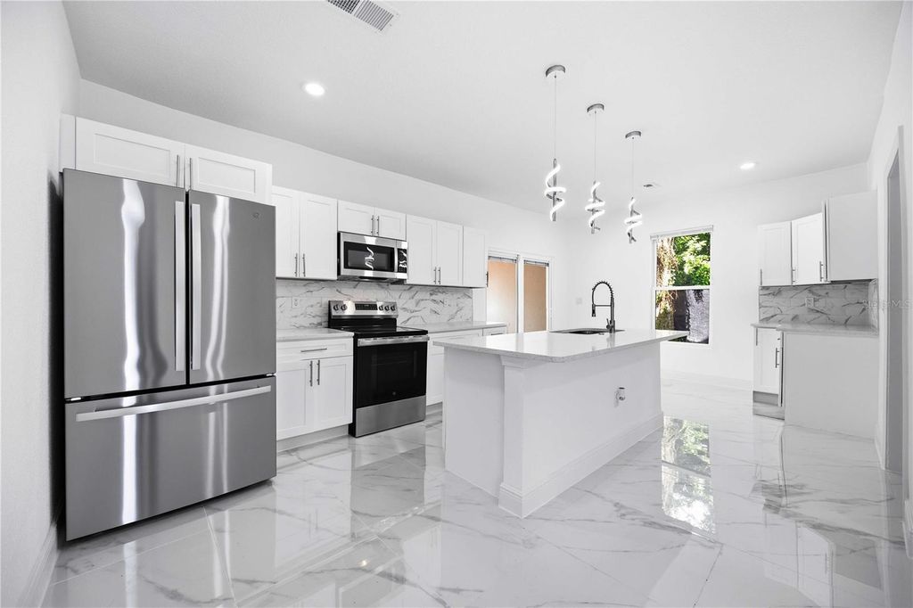 Image 17 of property listing at 401 OLD SCHOOL HOUSE ROAD E, Loughman, FL 33858