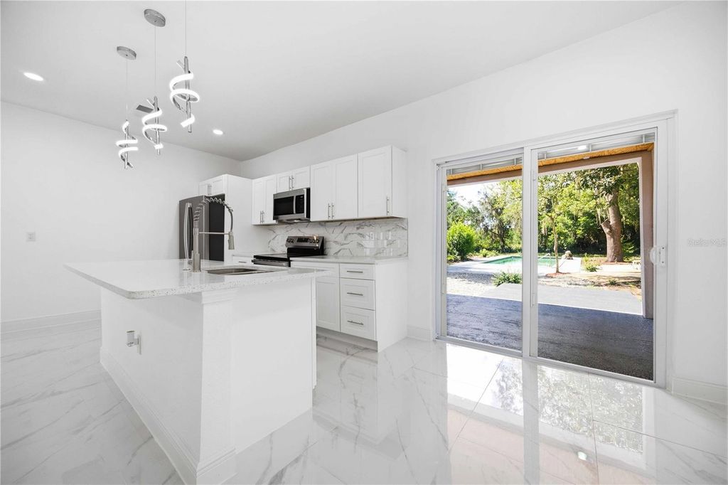 Image 18 of property listing at 401 OLD SCHOOL HOUSE ROAD E, Loughman, FL 33858