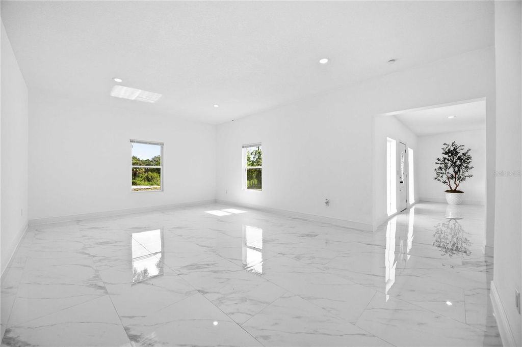Image 22 of property listing at 401 OLD SCHOOL HOUSE ROAD E, Loughman, FL 33858