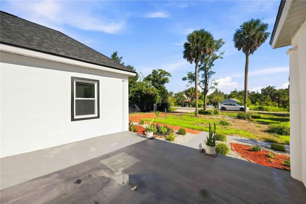 Image 6 of property listing at 401 OLD SCHOOL HOUSE ROAD E, Loughman, FL 33858