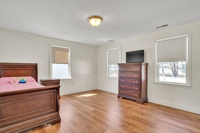 10 Gately Dr, Woburn, MA 01801