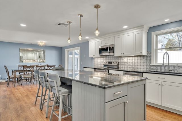 10 Gately Dr, Woburn, MA 01801