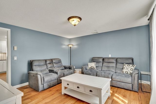 10 Gately Dr, Woburn, MA 01801