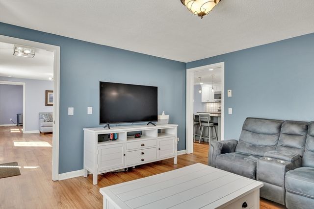 10 Gately Dr, Woburn, MA 01801