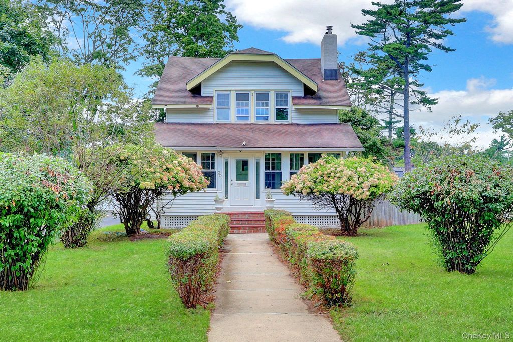 30 Brentwood Parkway, Brentwood, NY 11717 — exterior