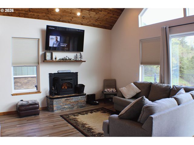 3716 WEAVER Rd, Riddle, OR 97469