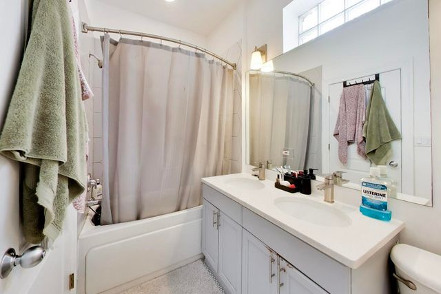 2519 W Congress Parkway 3, Chicago, IL 60612