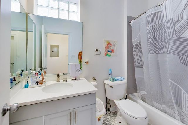 2519 W Congress Parkway 3, Chicago, IL 60612