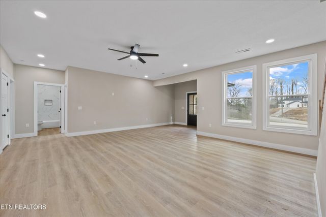 1024 N Gay St, Dandridge, TN 37725