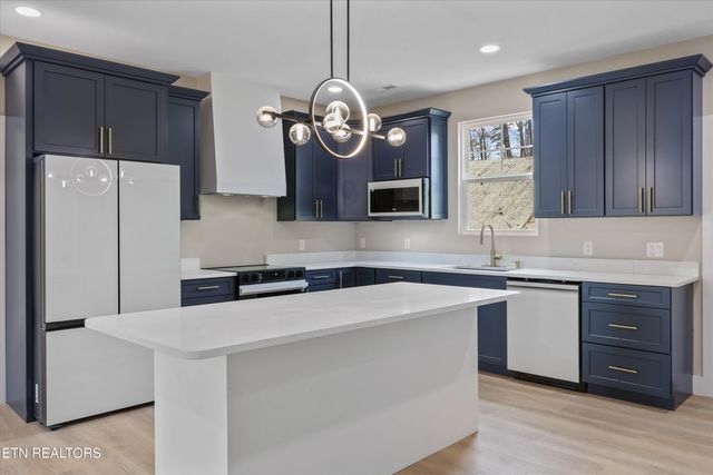 1024 N Gay St, Dandridge, TN 37725