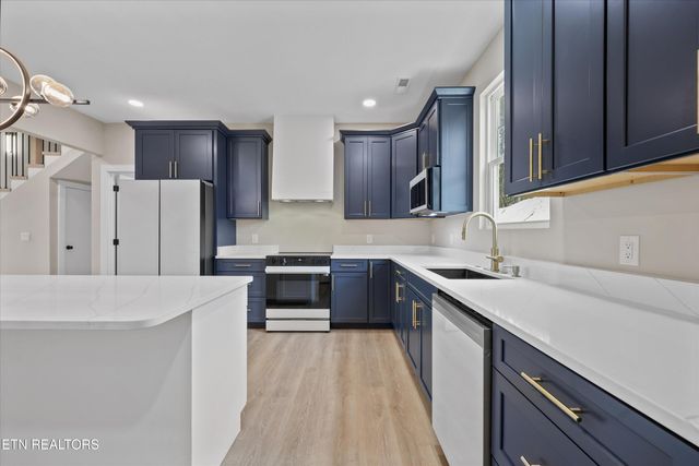 1024 N Gay St, Dandridge, TN 37725