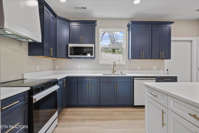 1024 N Gay St, Dandridge, TN 37725