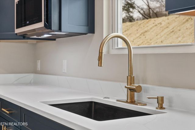 1024 N Gay St, Dandridge, TN 37725