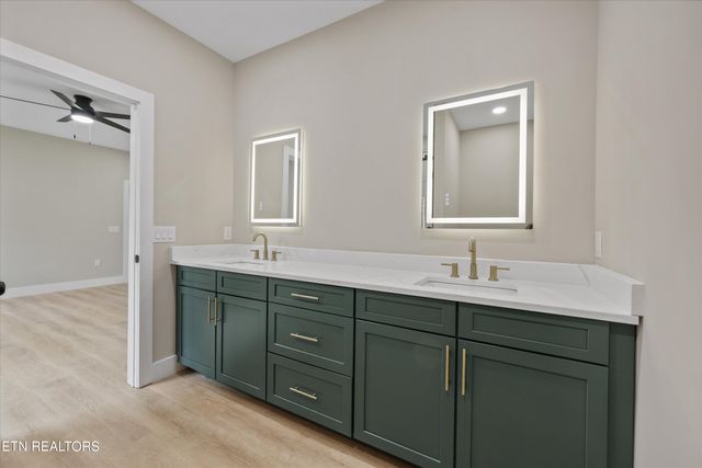 1024 N Gay St, Dandridge, TN 37725